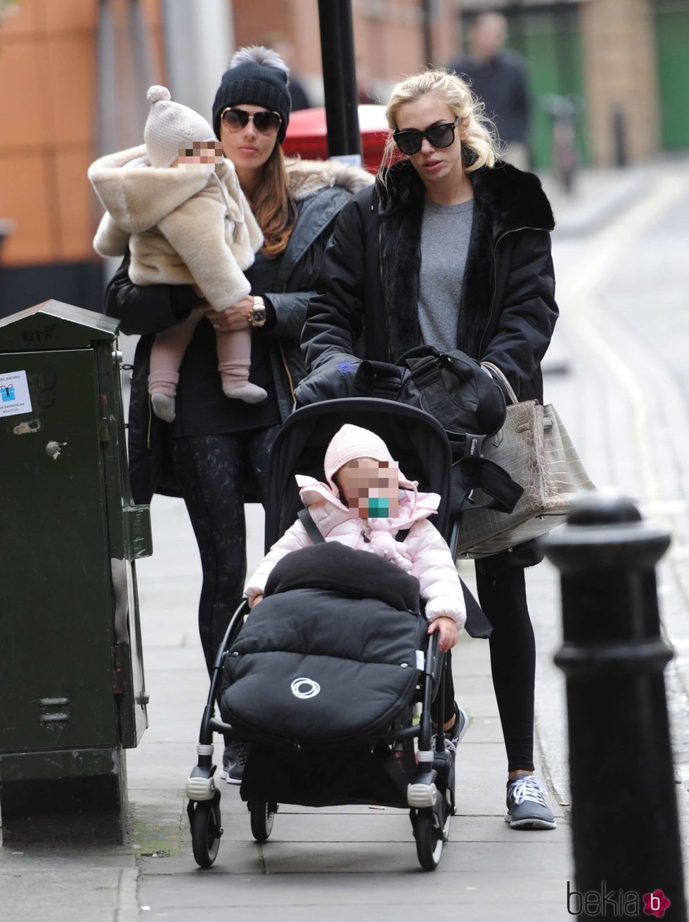 Tamara y Petra Ecclestone con sus hijas Sophia Rutland y Lavinia Stunt en el centro de Londres