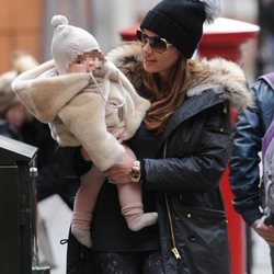 Tamara Ecclestone con su hija Sophia Rutland en el centro de Londres