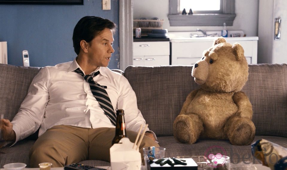 Mark Wahlberg y Seth MacFarlane en una escena de 'Ted'