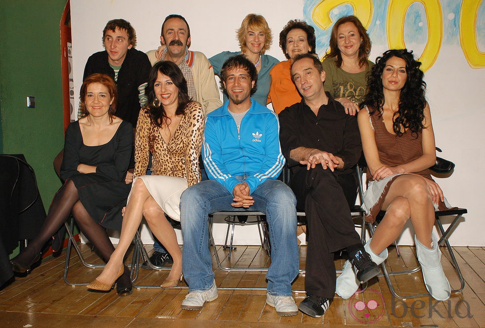 Amparo Baró con el reparto de la serie '7 Vidas' - Amparo Baró en imágenes  - Foto en Bekia Actualidad