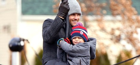Tom Brady y su hijo Benjamin juegan en un parque de Boston