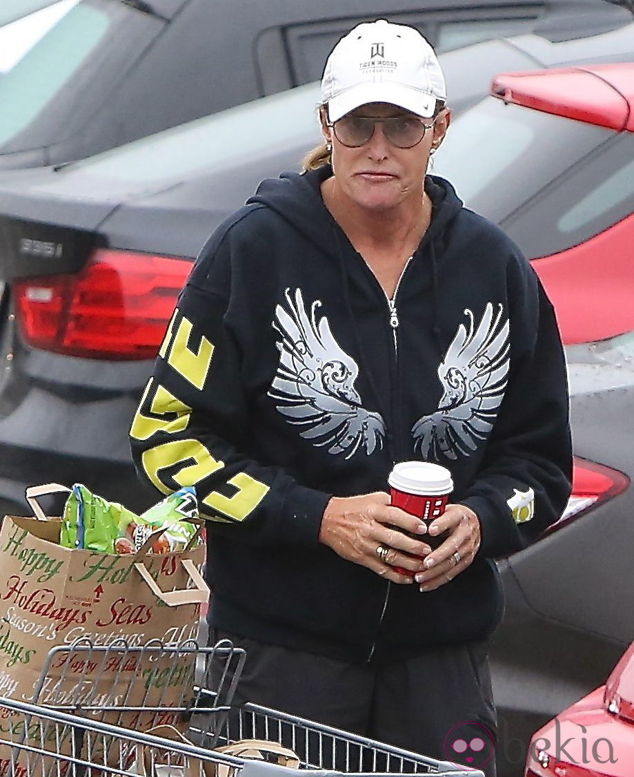 Bruce Jenner abandona un supermercado en Malibú