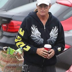 Bruce Jenner abandona un supermercado en Malibú