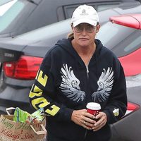 Bruce Jenner abandona un supermercado en Malibú