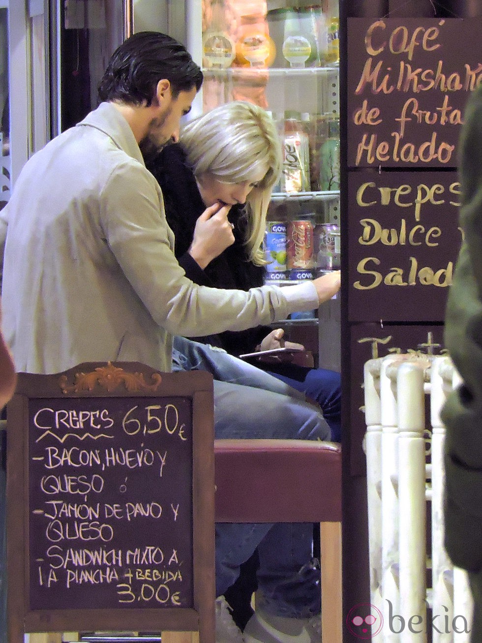 Sami Khedira y Lena Gercke descansa de su paseo por Madrid en una cafetería