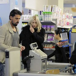 Sami Khedira y Lena Gercke compran productos en un supermercado