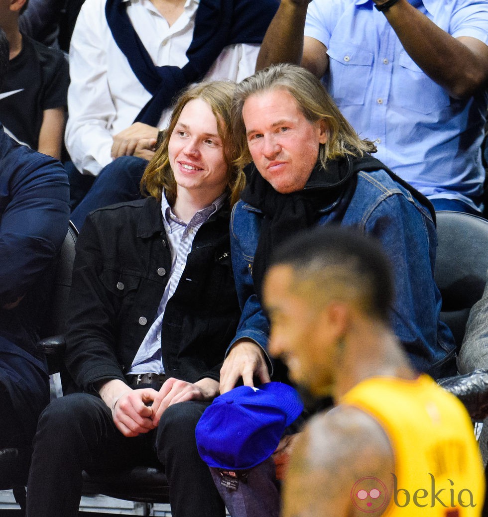 Val Kilmer asiste a un partido de baloncesto con su hijo Jack Kilmer