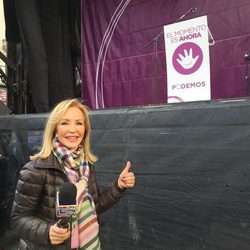Carmen Lomana cubre la manifestación de Podemos para 'Hable con ellas'