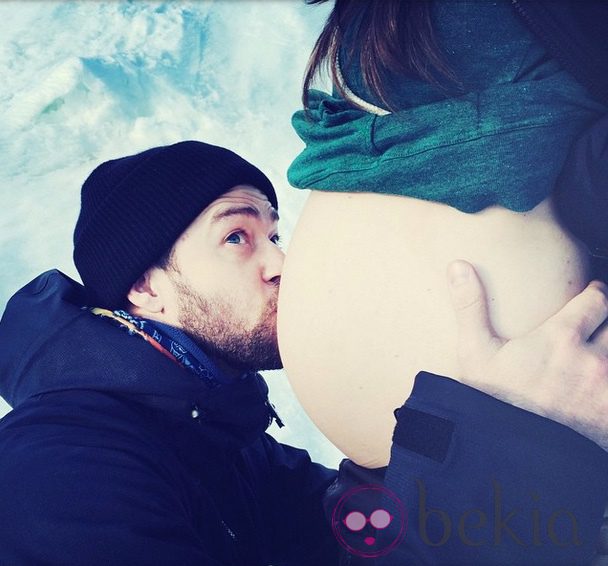 Justin Timberlake besa la tripa de embarazada de Jessica Biel