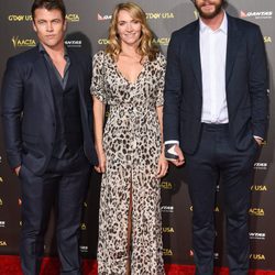 Luke Hemsworth, Samantha Hemsworth y Liam Hemsworth en la alfombra roja de la gala G'Day USA 2015