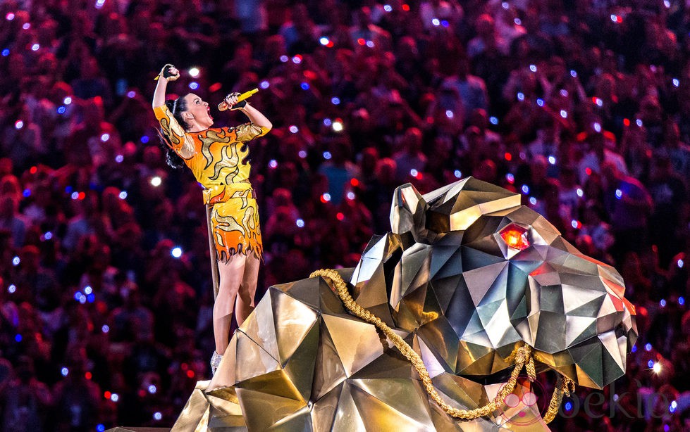 Katy Perry subida a un enorme león durante su actuación en la Super Bowl 2015