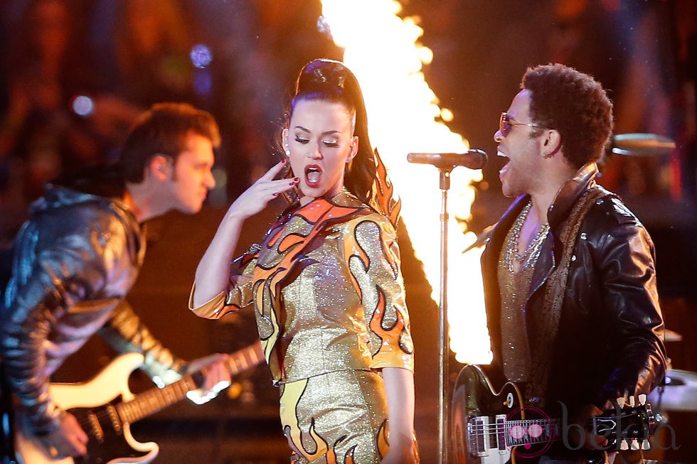 Katy Perry con Lenny Kravitz durante su actuación en la Super Bowl 2015