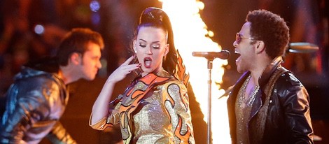 Katy Perry con Lenny Kravitz durante su actuación en la Super Bowl 2015