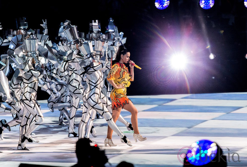 Katy Perry interpretando 'Dark Horse' en su actuación en la Super Bowl 2015