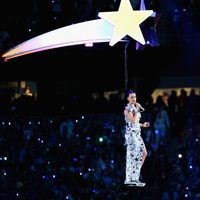 Katy Perry sobrevolando el estadio durante su actuación en la Super Bowl 2015