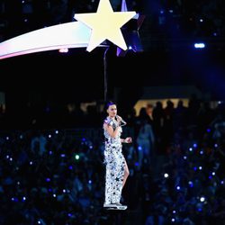 Katy Perry sobrevolando el estadio durante su actuación en la Super Bowl 2015