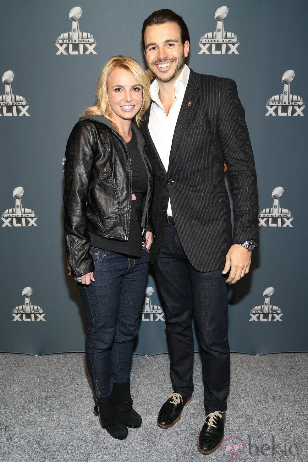 Britney Spears con su novio Charlie Ebersol en la Super Bowl 2015