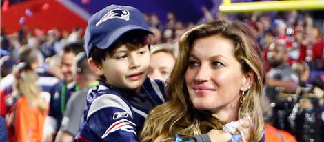 Gisele Bundchen con su hijo Benjamin en la Super Bowl 2015