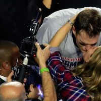 Tom Brady besando a Gisele Bundchen tras ganar la Super Bowl 2015