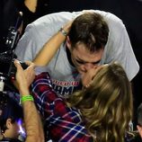 Tom Brady besando a Gisele Bundchen tras ganar la Super Bowl 2015