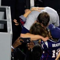 Tom Brady celebrando con Gisele Bundchen y su hijo Benjamin su victoria en la Super Bowl 2015