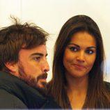 Fernando Alonso con Lara Álvarez en los entrenamientos de Fórmula Uno de Jerez