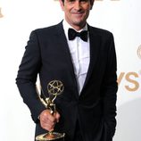 Ty Burrell con su estatuilla en los premios Emmy 2011