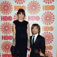 Erica Schmidt y el ganador Peter Dinklage, en la fiesta HBO post Emmy 2011