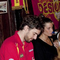 Pau Gasol y su novia Silvia López, en la celebración de la victoria del Eurobasket 2011