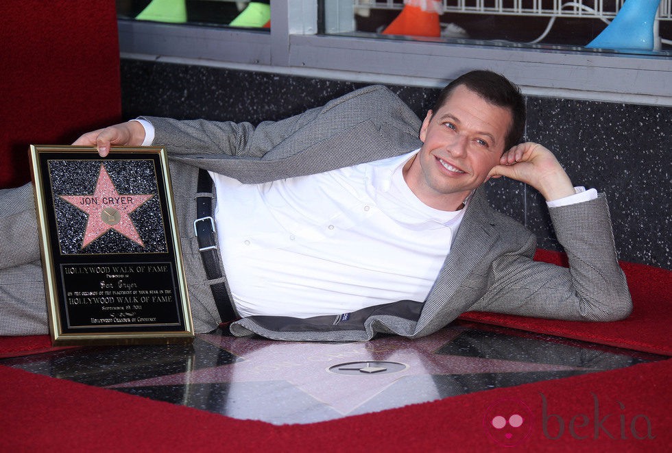 Jon Cryer posa con su estrella en el Paseo de la Fama de Hollywood