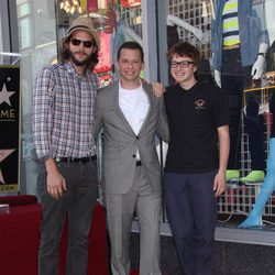 Jon Cryer posa junto a Ashton Kutcher y Angus T. Jones de 'Dos hombres y medio'