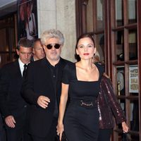 Elena Anaya y el director Pedro Almodóvar en el estreno de "La piel que habito" en Roma