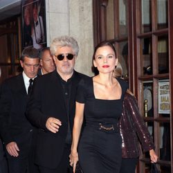 Elena Anaya y el director Pedro Almodóvar en el estreno de "La piel que habito" en Roma