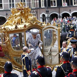 La Reina Beatriz de Holanda baja de una carroza en la apertura del parlamento holandés