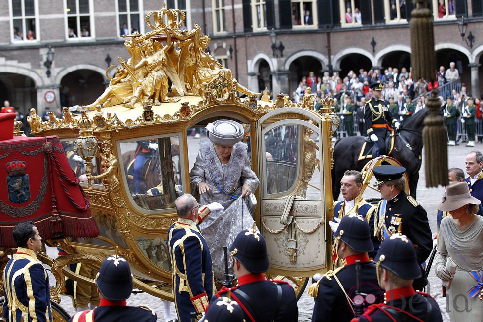 La Reina Beatriz de Holanda baja de una carroza en la apertura del parlamento holandés