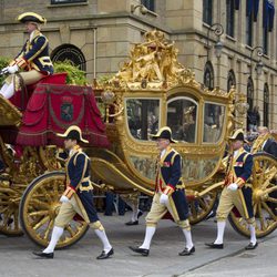 La Familia Real de Holanda a bordo de una carroza en la apertura del parlamento
