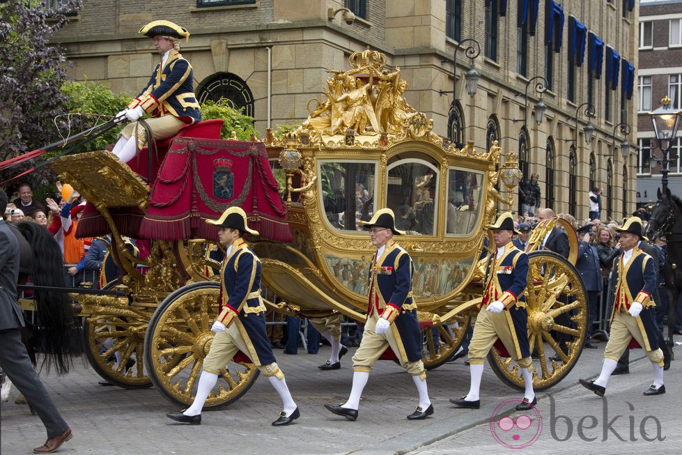 La Familia Real de Holanda a bordo de una carroza en la apertura del parlamento