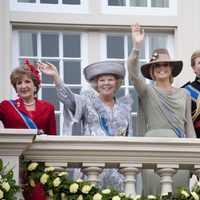 La Familia Real de Holanda saluda desde un balcón en la apertura del parlamento