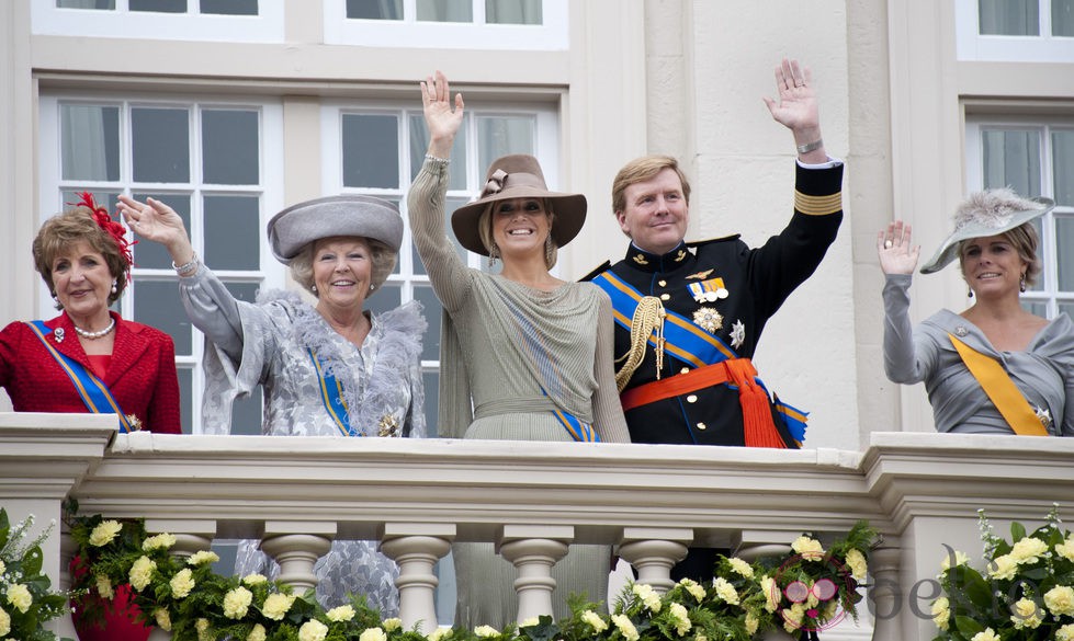 La Familia Real de Holanda saluda desde un balcón en la apertura del parlamento
