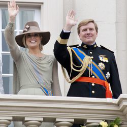 Los Príncipes Guillermo y Máxima de Holanda saludan en la apertura del parlamento