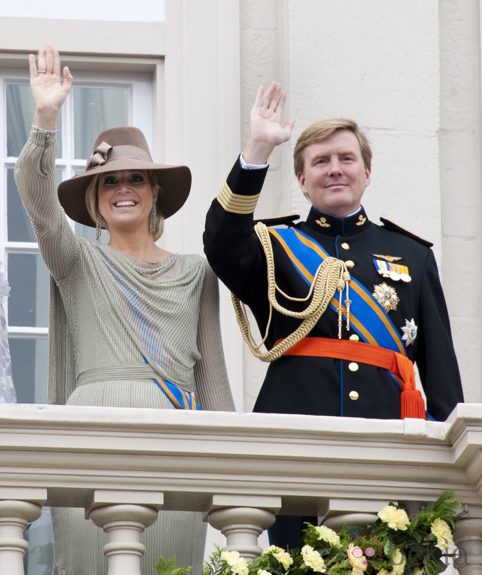 Los Príncipes Guillermo y Máxima de Holanda saludan en la apertura del parlamento