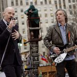 Michael Stipe y Peter Buck, del grupo REM, durante una actuación en Nueva York