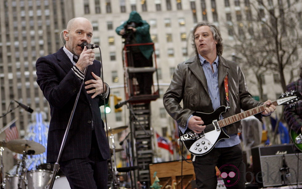 Michael Stipe y Peter Buck, del grupo REM, durante una actuación en Nueva York