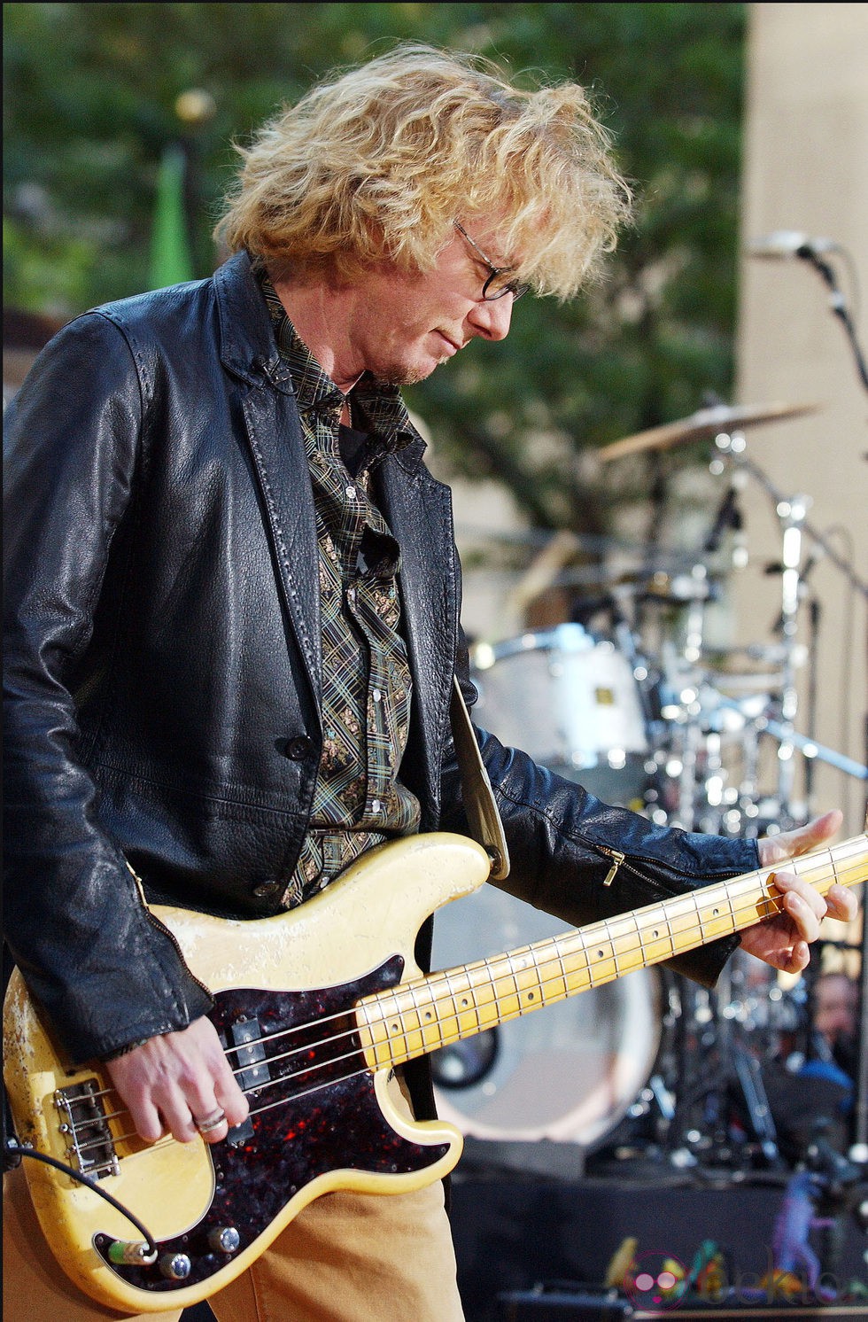 El bajista de REM Mike Mills durante un concierto en Nueva York