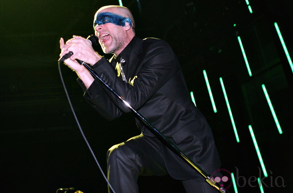 El cantante de REM Michael Stipe durante un concierto ofrecido en Stuttgart
