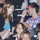 Natalia Sánchez muy cariñosa con su acompañante desde las gradas del concierto de Alejandro Sanz en Madrid