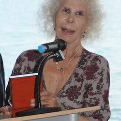 La Duquesa de Alba da un discurso emocionada tras recibir un premio en Alicante
