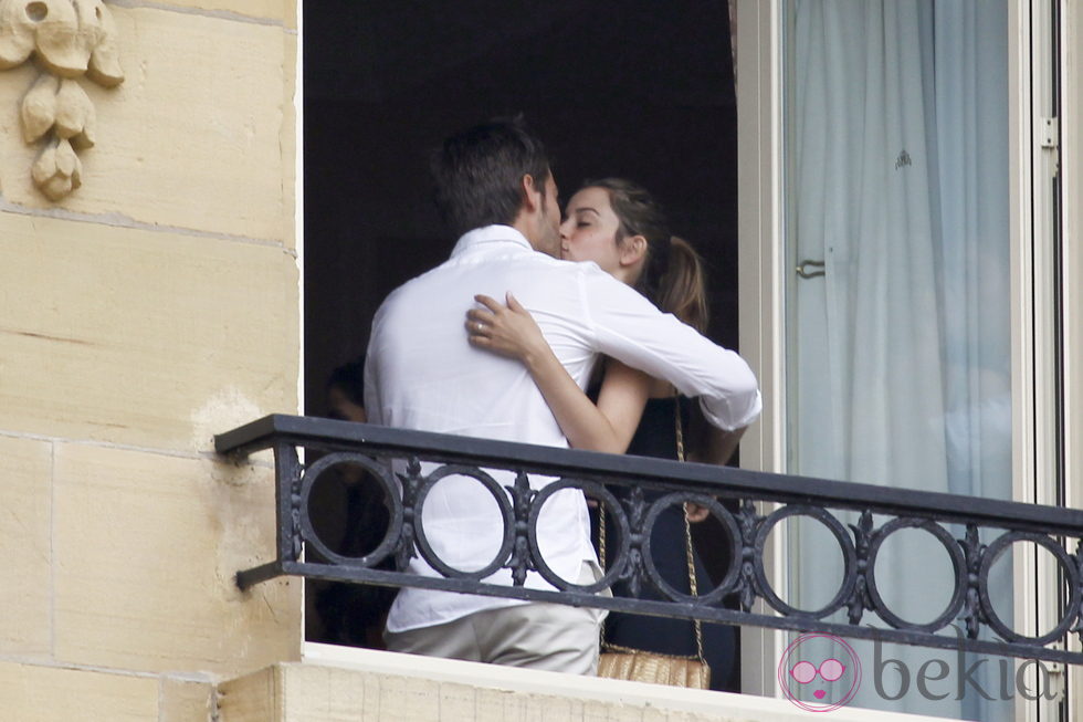Ana de Armas y Marc Clotet se besan en el balcón de su hotel de San Sebastián