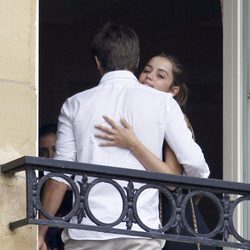 Ana de Armas abraza a Marc Clotet en el balcón de su hotel de San Sebastián