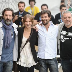 Ginés García Millán, Michelle Jenner y Rodolfo Sancho a su llegada a San Sebastián